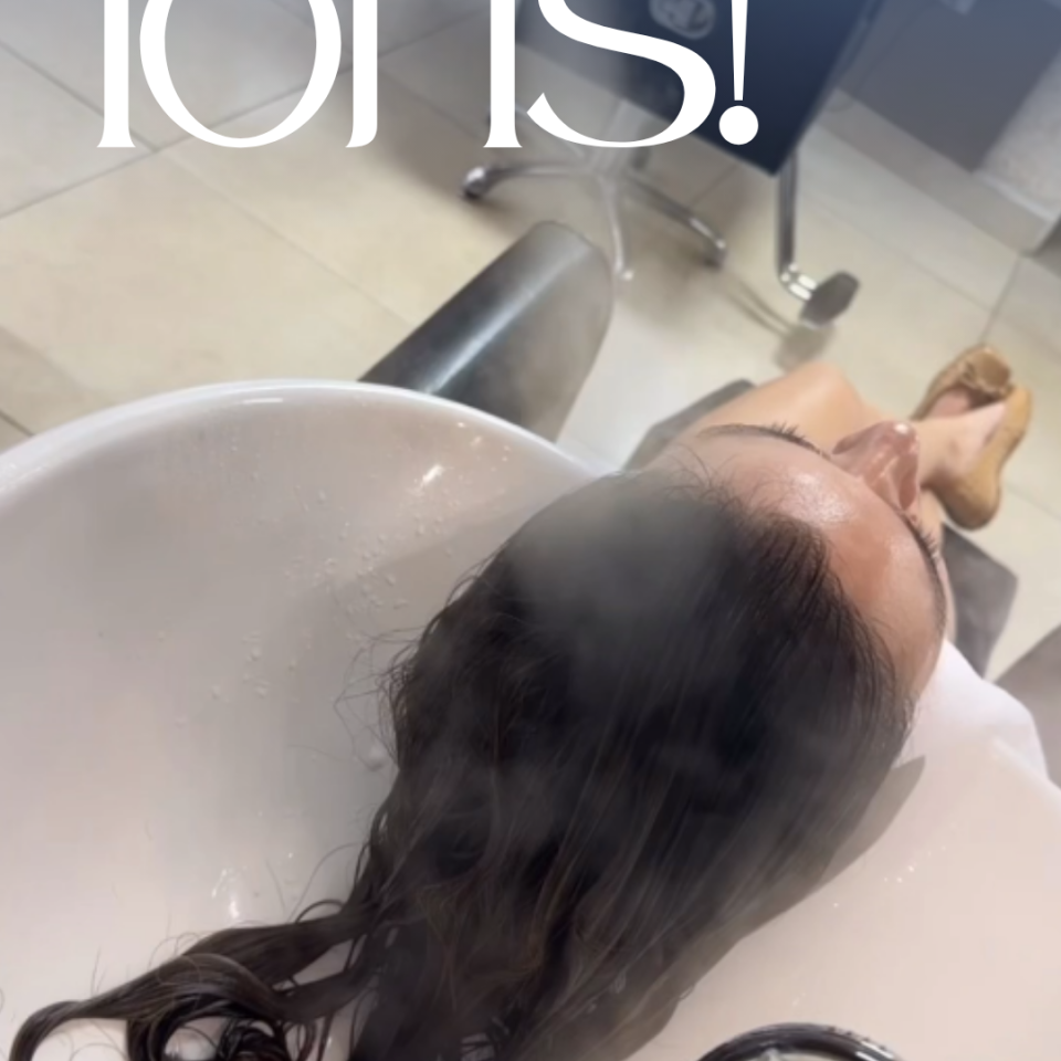 Hidratação com vapor de ion A ação do ozônio pode fortalecer as ligações de proteína no cabelo, deixando os fios mais resistentes, além de rejuvenescer os fios que envelhecem e perdem espessura.