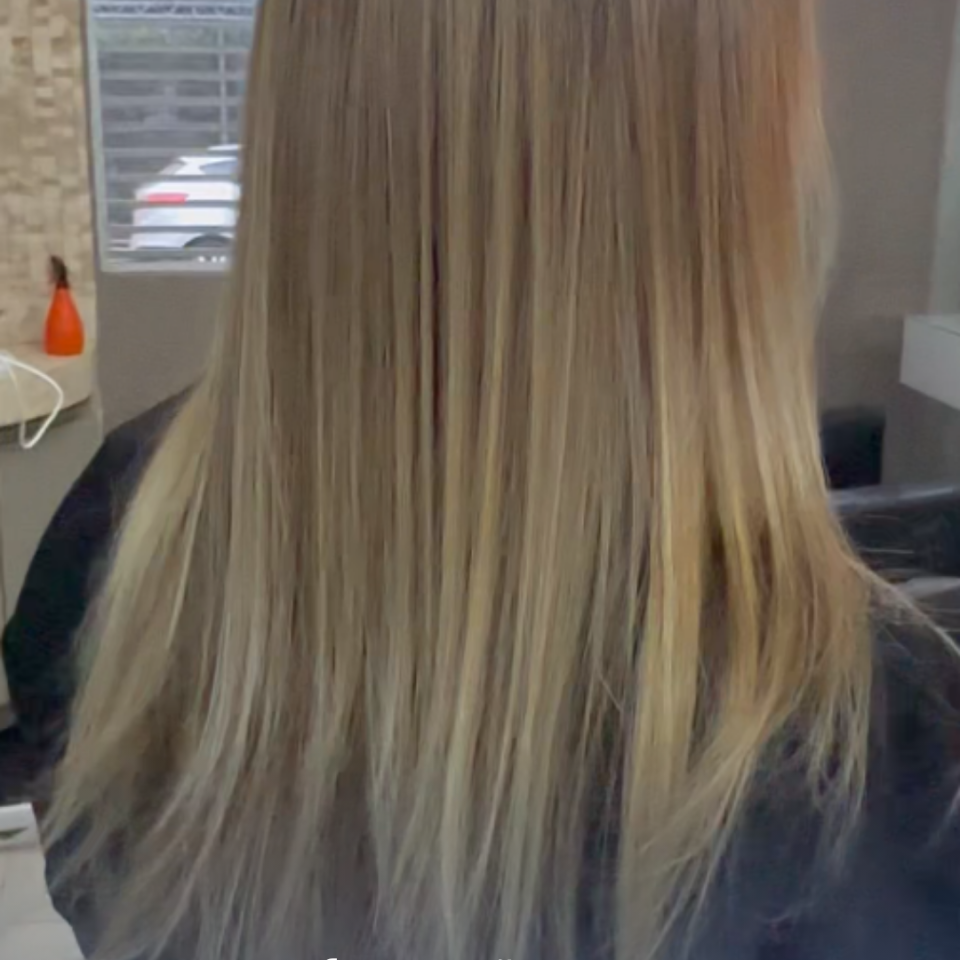 Transformação completa: cor, brilho e leveza! O resultado desse loiro fala por si: cor corrigida, textura uniforme e aquele brilho espelhado que é marca registrada do nosso estúdio.