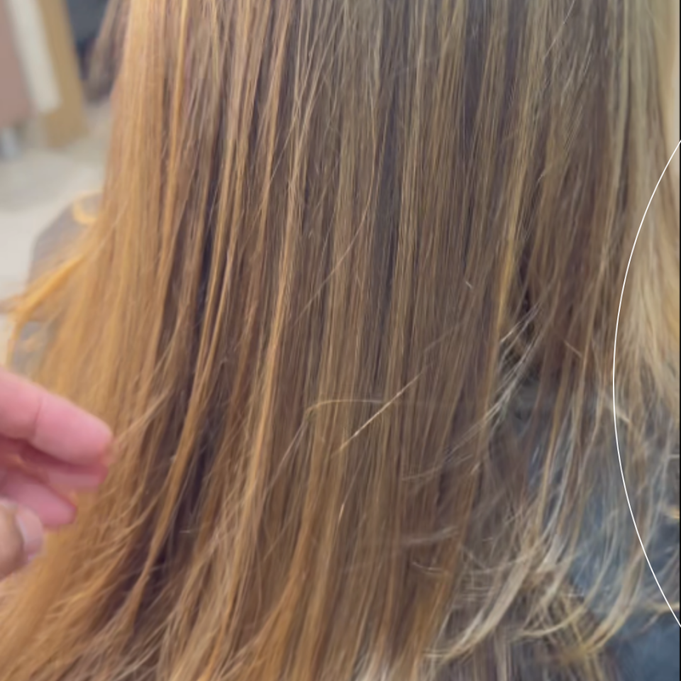 Clareamento + Hidratação Iônica. Renovação total para começar o ano com o cabelo dos sonhos! Resultado que transforma — sem abrir mão da saúde do fio.