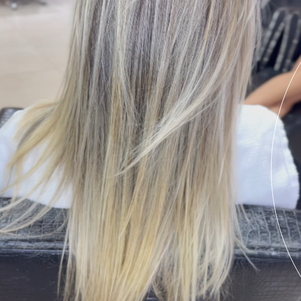 Reconstrução profissional. Cabelo loiro bonito é cabelo forte — e é aqui que a reconstrução profissional entra como protagonista.