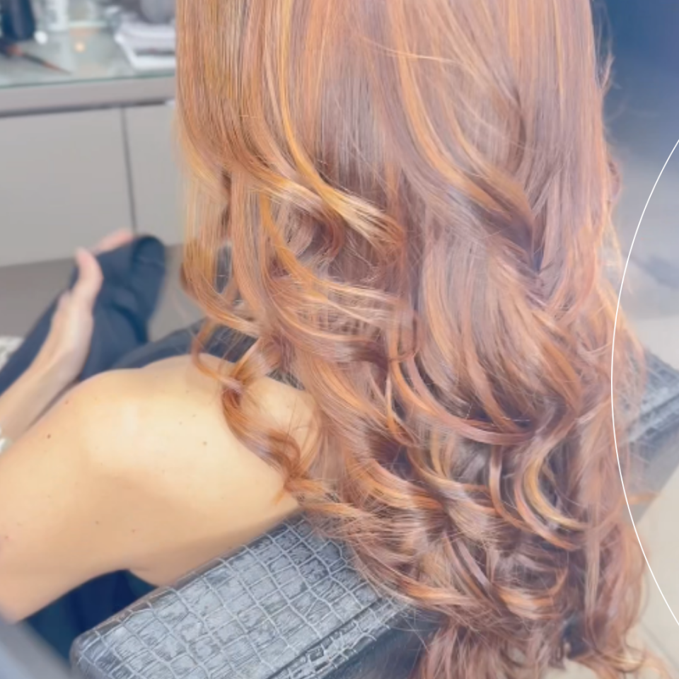 Finalização com Cachos. As ondas criam movimento, volume na medida certa e um acabamento que valoriza qualquer tonalidade.