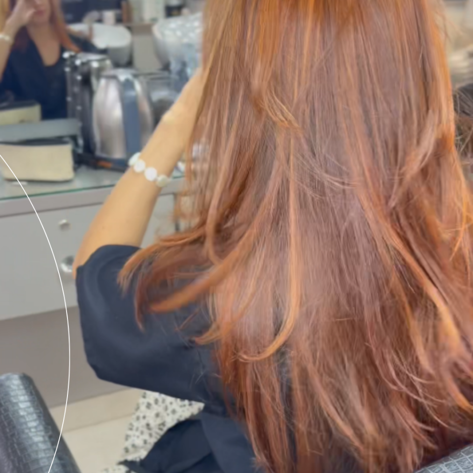 Transformação de Cor. Uma mudança que valoriza o movimento natural e traz vida nova ao visual — simples, elegante e cheia de personalidade.