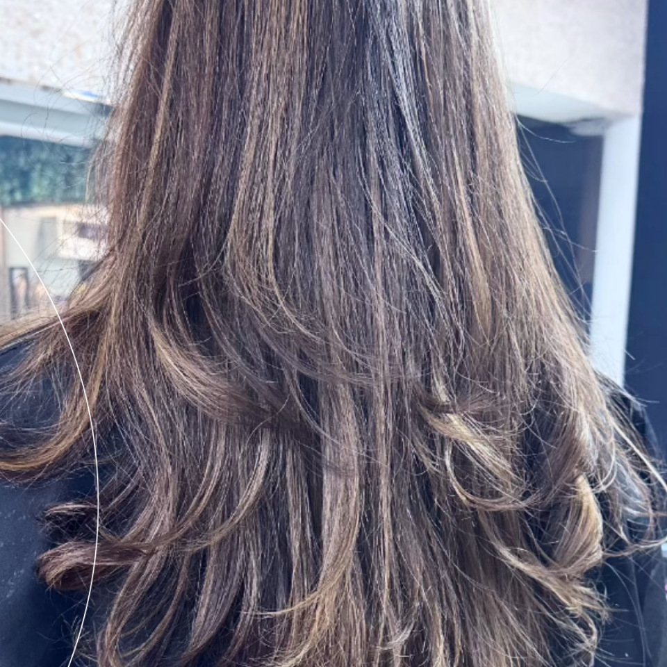 Transformação completa. Processo, técnica e cuidado trabalhando juntos para entregar esse brilho! ilumina e valoriza o movimento natural do fio.