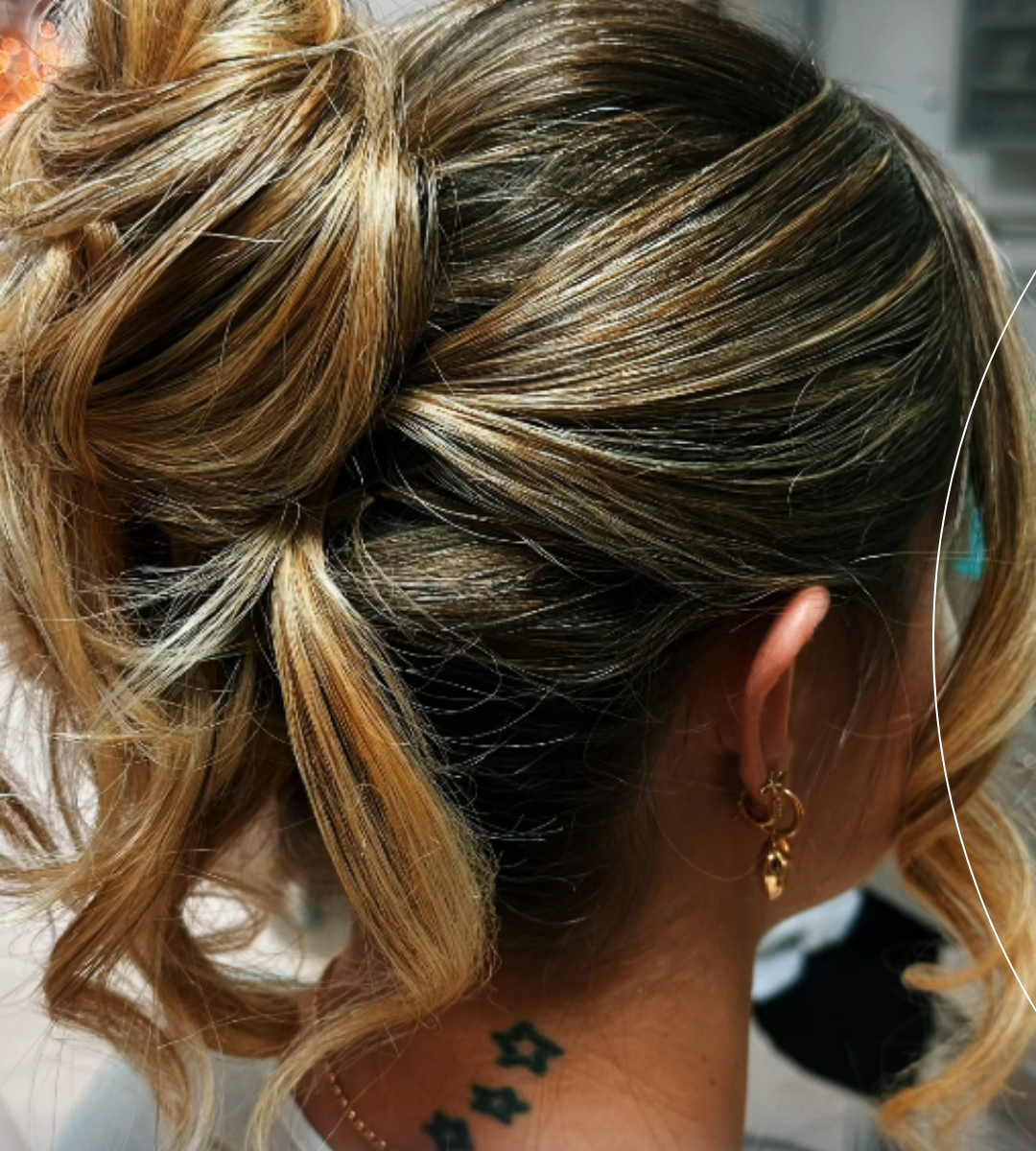 Penteado elegante. Esse penteado traz volume, textura e aquele toque sofisticado que funciona para qualquer ocasião especial.