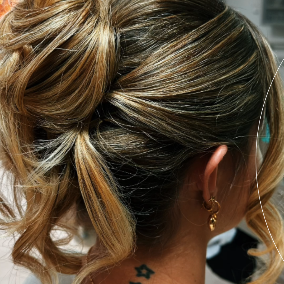 Penteado elegante. Esse penteado traz volume, textura e aquele toque sofisticado que funciona para qualquer ocasião especial.