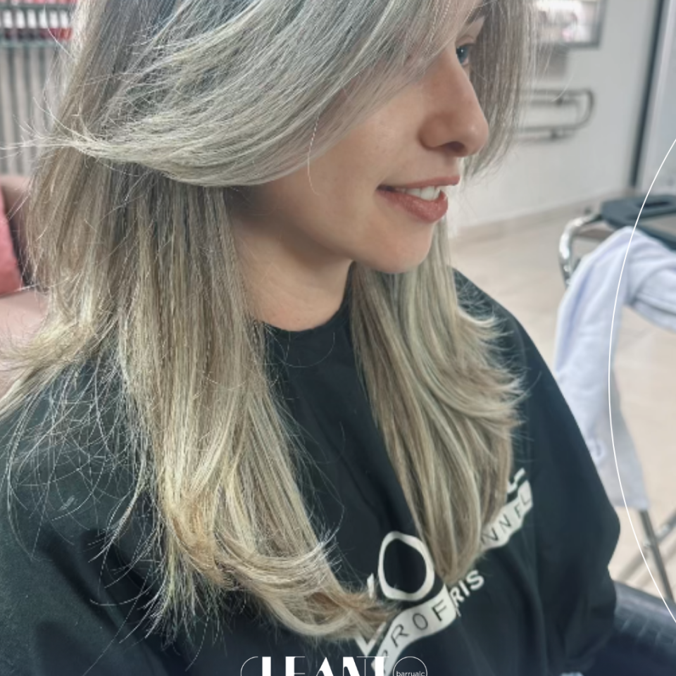 Transformação loira perolada Quando o loiro pede renovação, o resultado só aparece quando técnica e cuidado trabalham juntos.