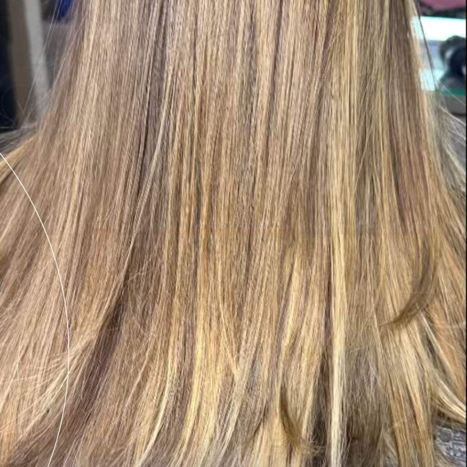 Construção de cor. Cor não se aplica. Se constrói. Cada mecha posicionada estrategicamente para criar profundidade, iluminação e equilíbrio.