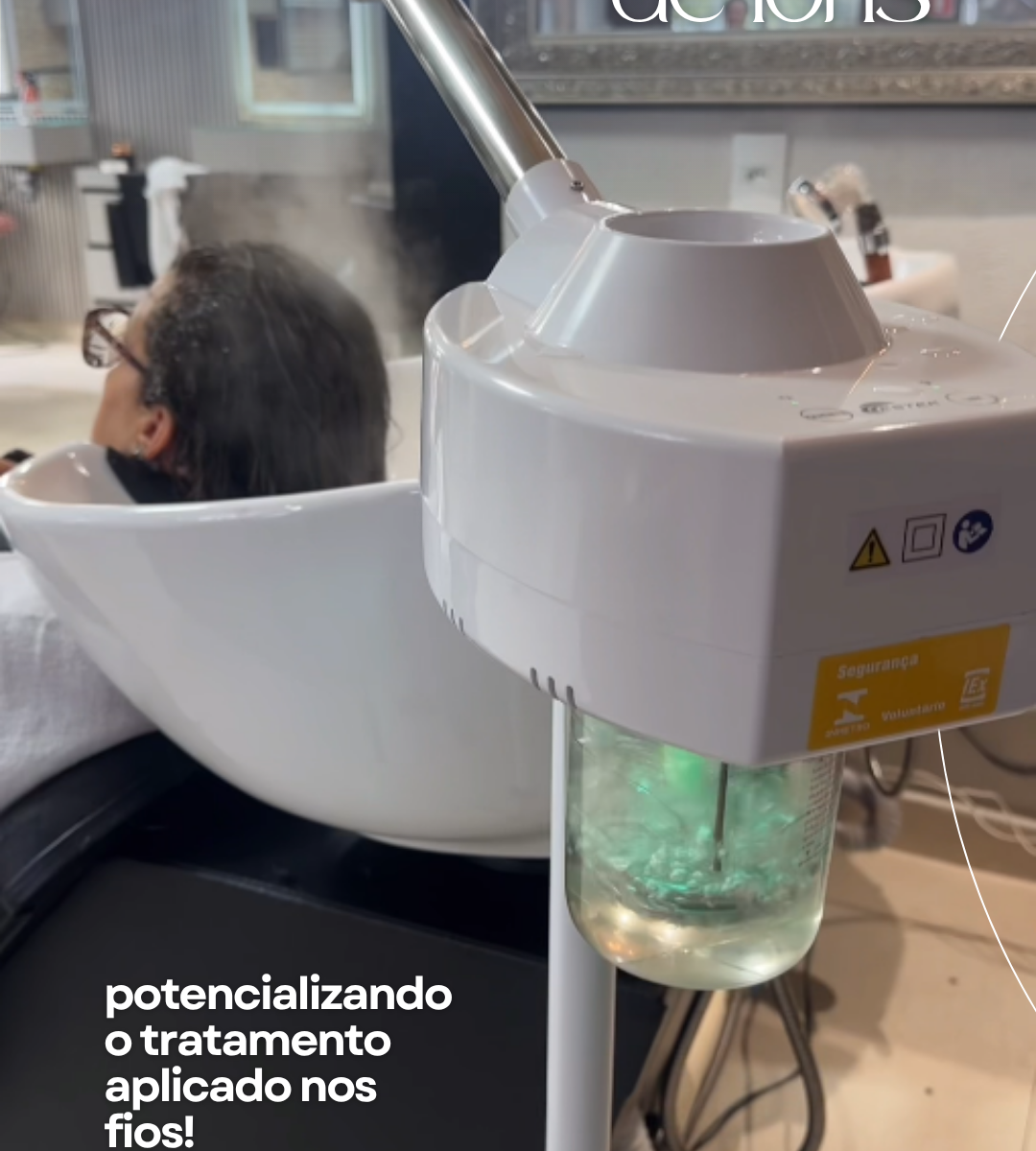 Hidratação com vapor de íons. A hidratação com vapor de íons potencializa o tratamento aplicado nos fios. O resultado é um cabelo mais hidratado.