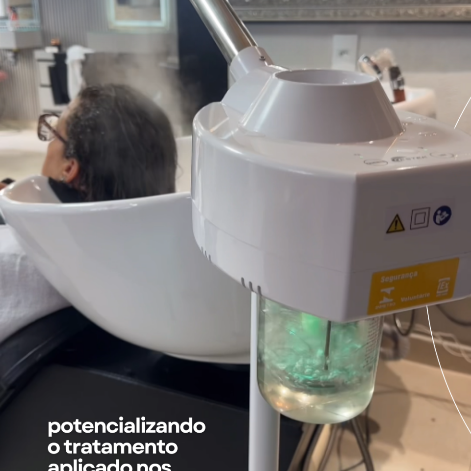 Hidratação com vapor de íons. A hidratação com vapor de íons potencializa o tratamento aplicado nos fios. O resultado é um cabelo mais hidratado.