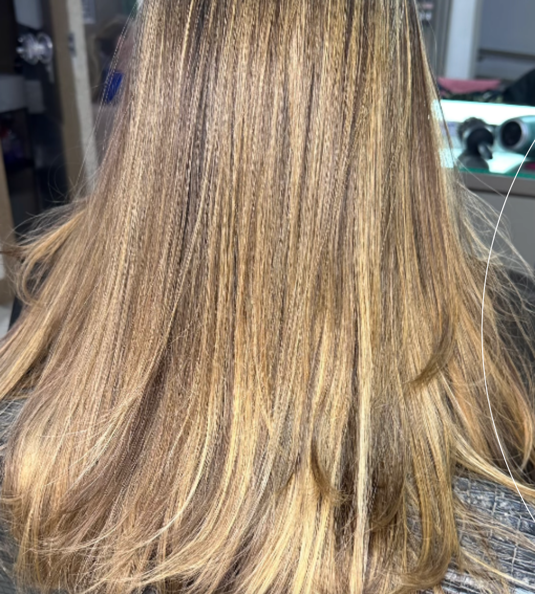 Clarear exige planejamento! Por trás do loiro que aparece no espelho, existe preparo, cuidado e atenção em cada etapa. Nada é feito às pressas.